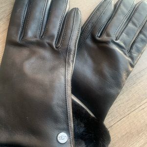NWT black UGG gloves size medium
